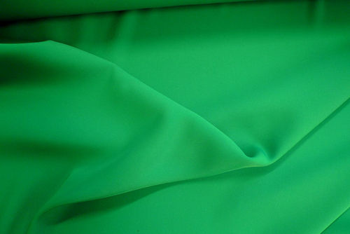 grön polyester, fint fall, tyg till festklänning