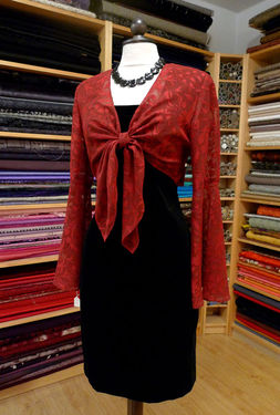 svart sammetsklänning med röd knytblus