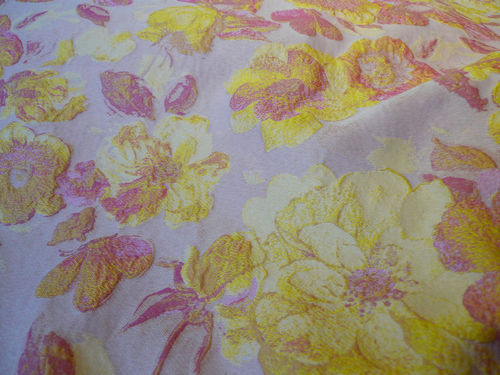 blommig brokad tyg i gult och ljus rosa