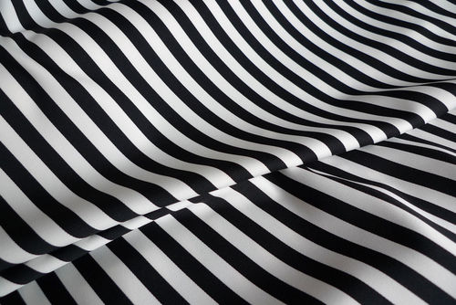 svart och vit randig polyester