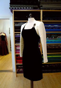 svart sammet klänning vit kavaj